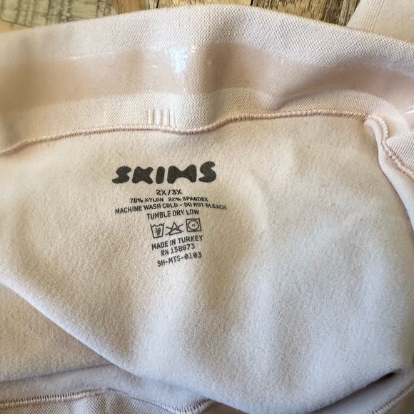 Skims Seamless Sculpt Mid Thigh Short - Picture 6 of 6